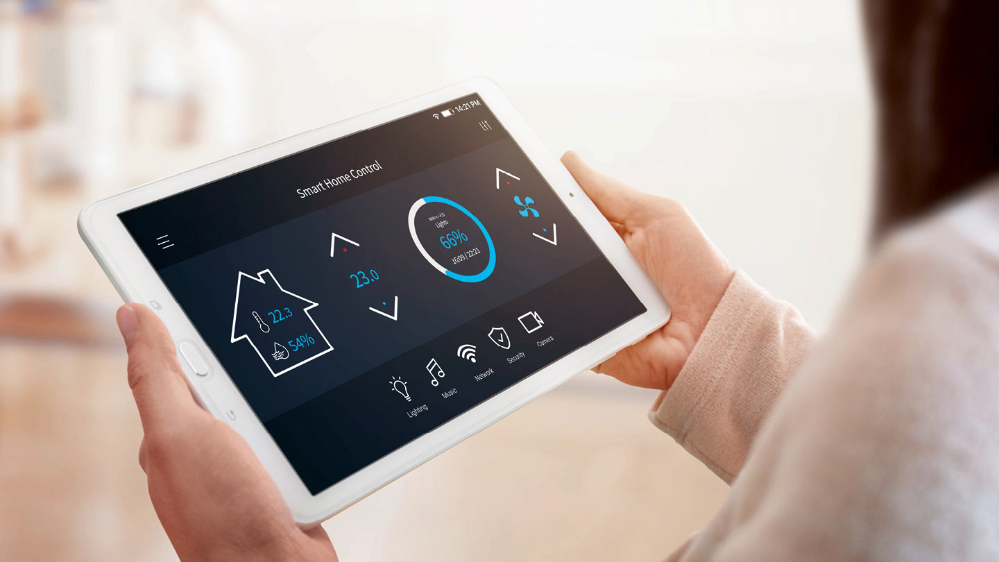 Smart Home Control tablet zeigt Temperatur, Licht und Kameras