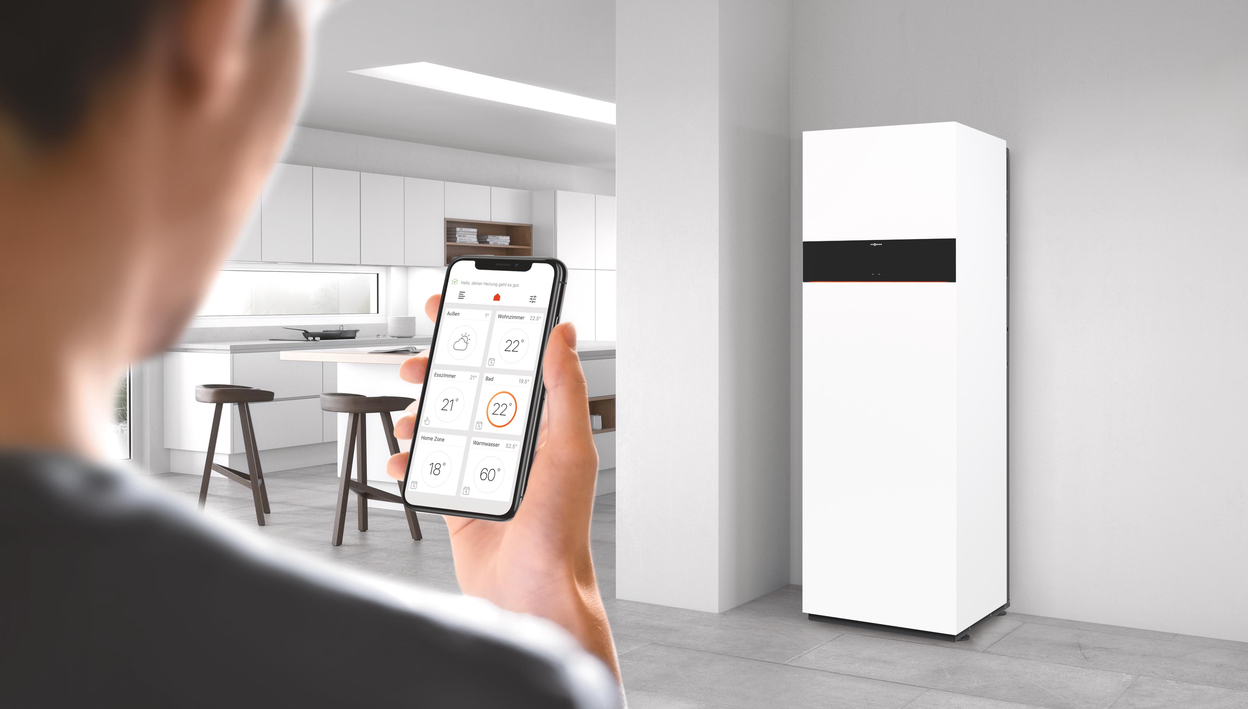 Person steuert Smart Home Heizer per Smartphone App