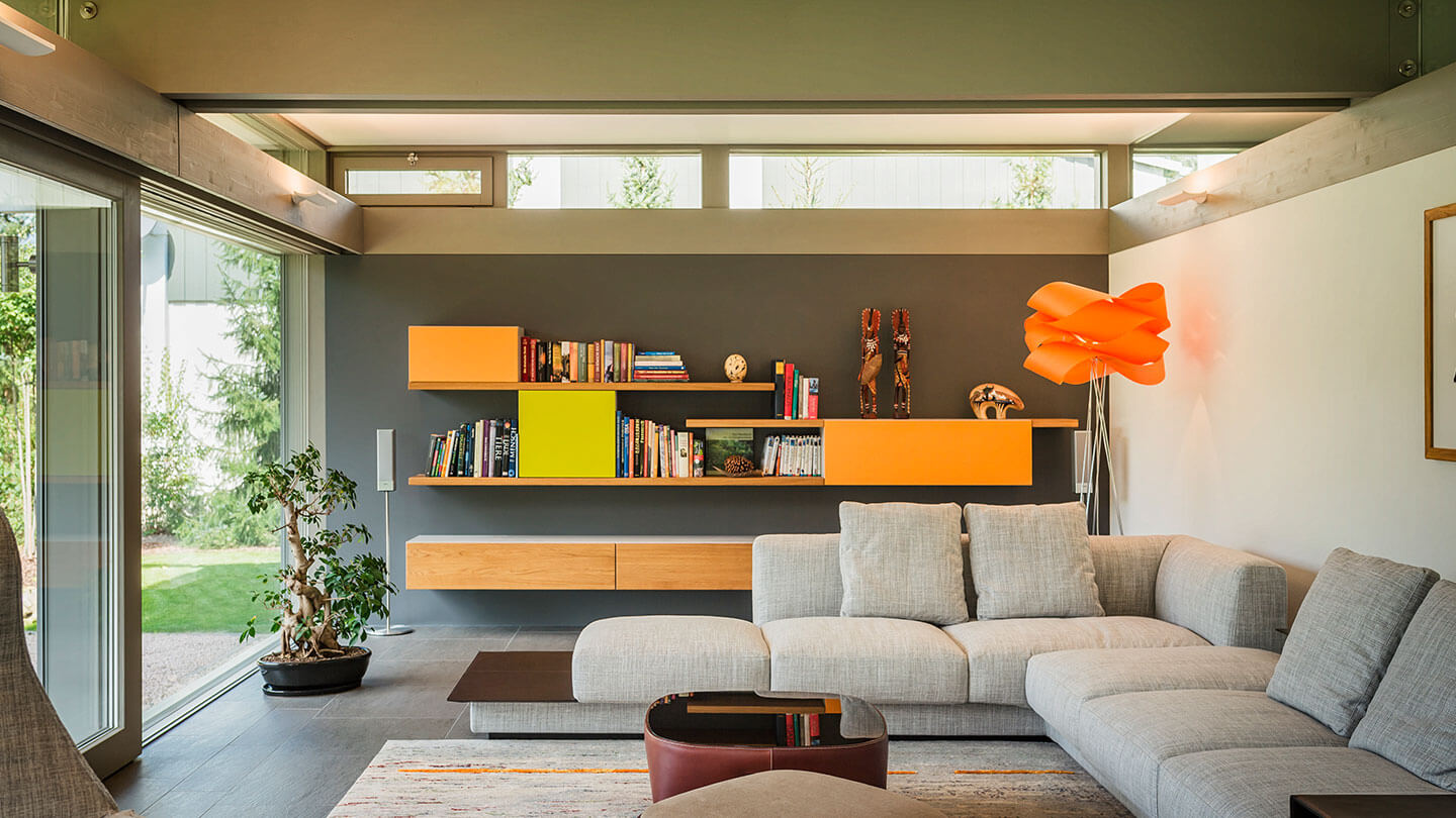 Designfunktion Wohnzimmer Einrichtung mit Bücherregal, Couch und Blick nach draußen